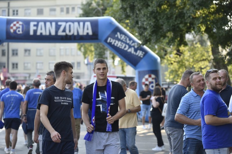 Dinamo - AEK, navijači ispred stadiona