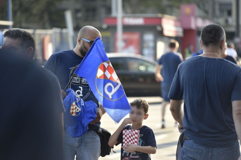 Dinamo - AEK, navijači ispred stadiona