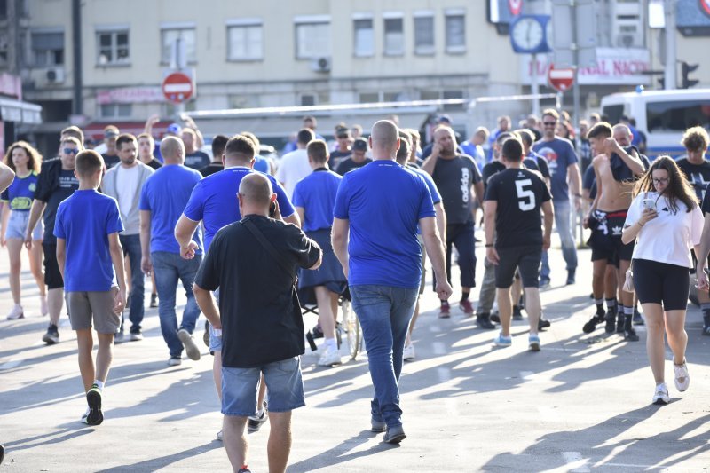 Dinamo - AEK, navijači ispred stadiona