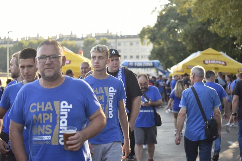 Dinamo - AEK, navijači ispred stadiona