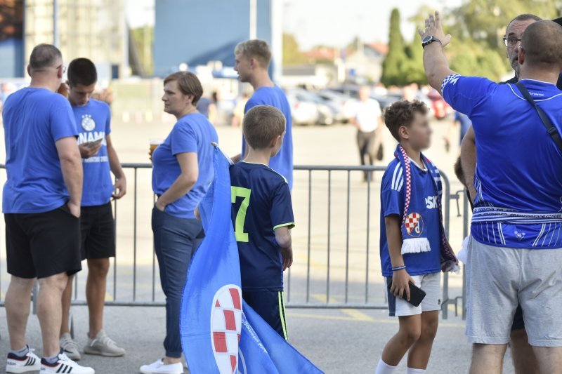 Dinamo - AEK, navijači ispred stadiona