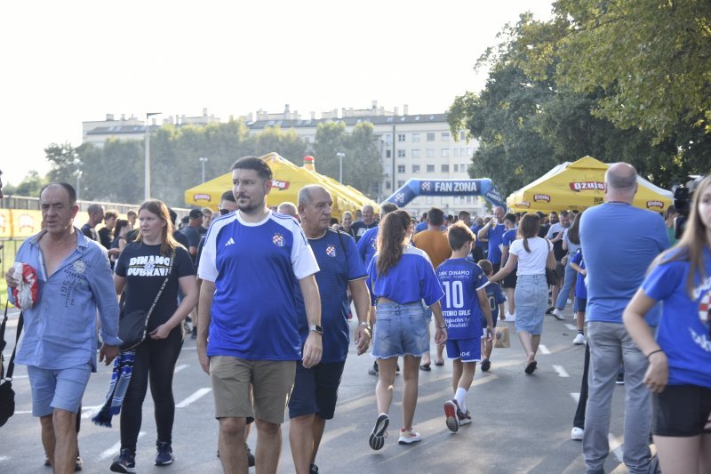 Dinamo - AEK, navijači ispred stadiona