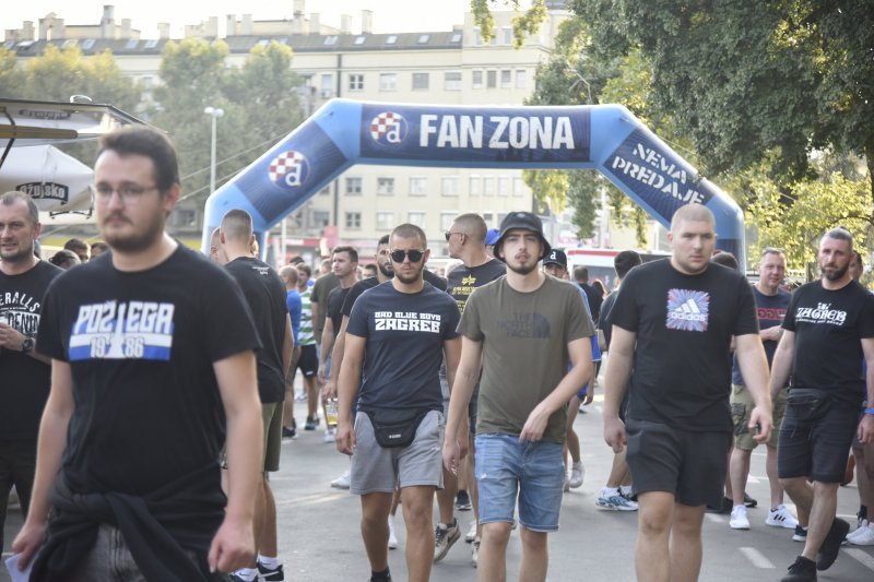 Dinamo - AEK, navijači ispred stadiona