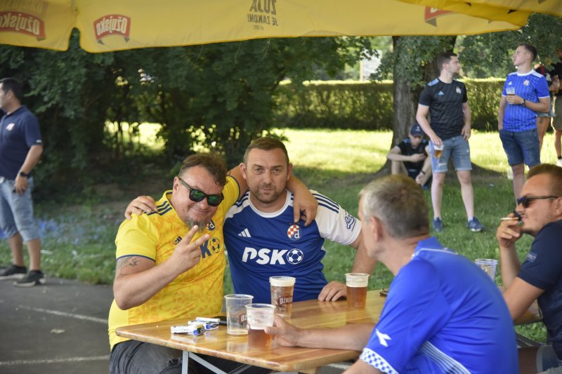 Dinamo - AEK, navijači ispred stadiona