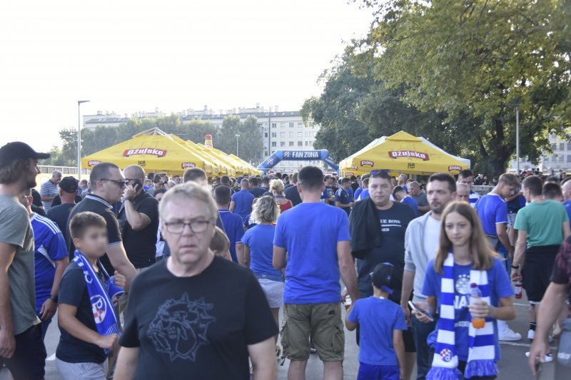 Dinamo - AEK, navijači ispred stadiona