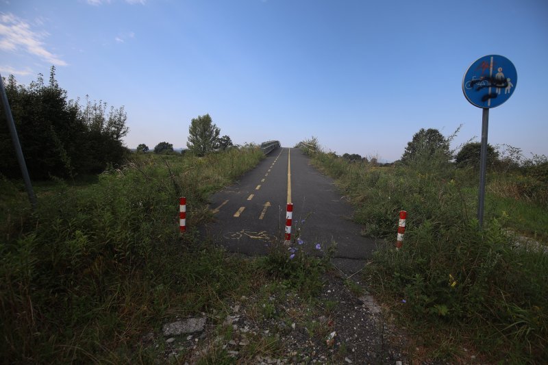 Most kod Varaždina koji završava u polju