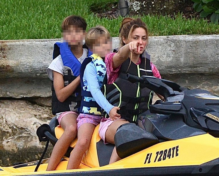 Shakira se zabavlja sa svojom djecom