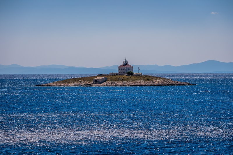 Uvala i otočić Pokonji Dol