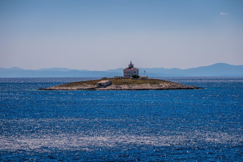 Uvala i otočić Pokonji Dol