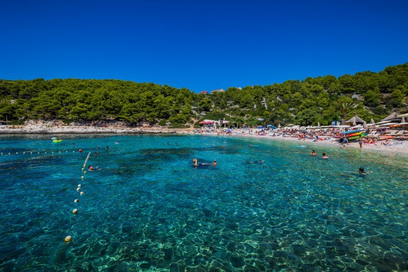 Uvala i otočić Pokonji Dol