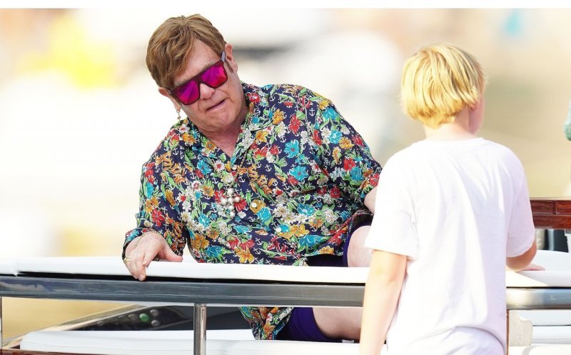 Elton John na ljetovanju