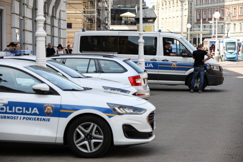 Veliki broj policije na zagrebačkom trgu u slučaju dolaska navijača Sparte iz Praga