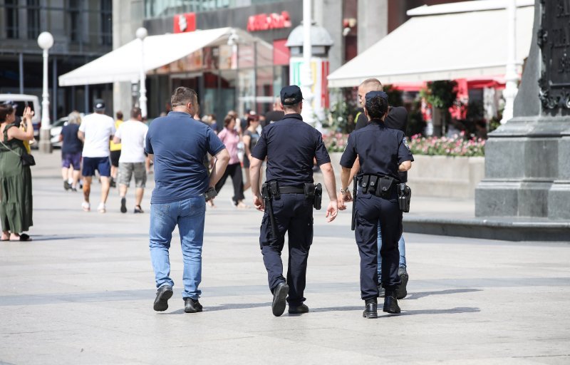 Veliki broj policije na zagrebačkom trgu u slučaju dolaska navijača Sparte iz Praga