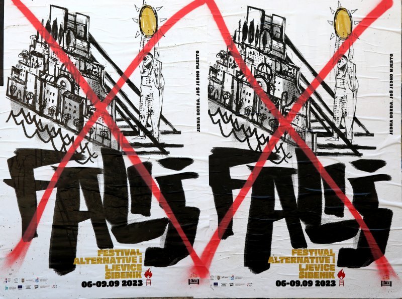 Išarani i prekriženi plakati festivala alternative i ljevice Fališ