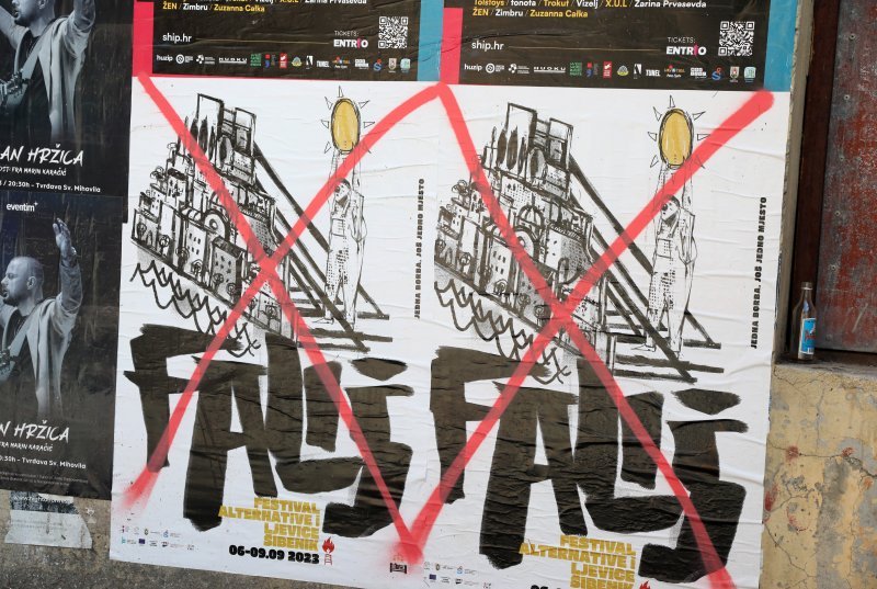 Išarani i prekriženi plakati festivala alternative i ljevice Fališ