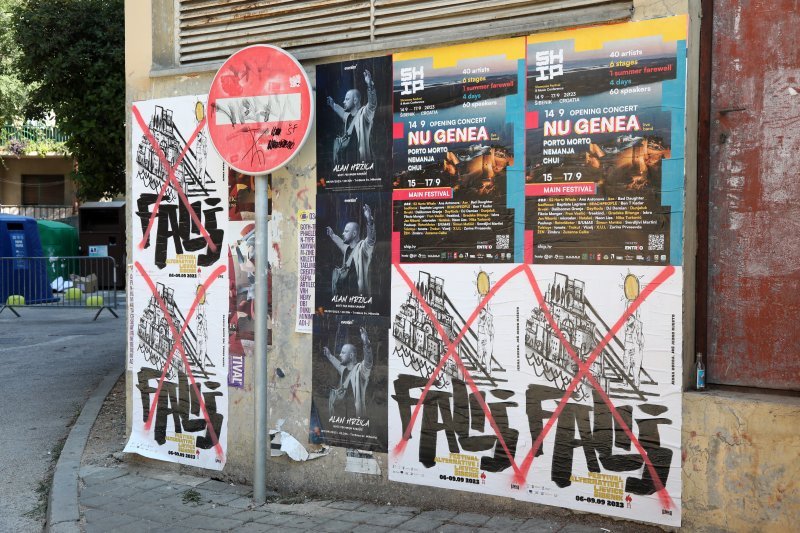 Išarani i prekriženi plakati festivala alternative i ljevice Fališ