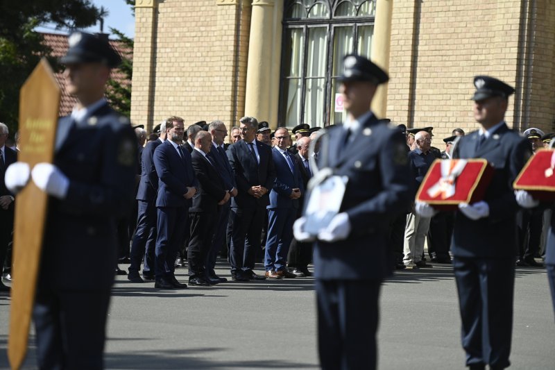 Posljednji ispraćaj Antuna Tusa na Mirogoju