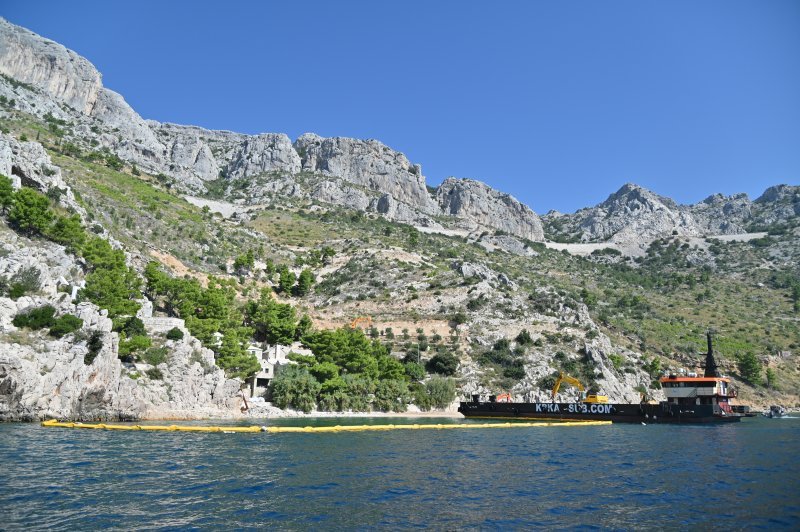 Nastavljeno rušenje objekata na Vruji