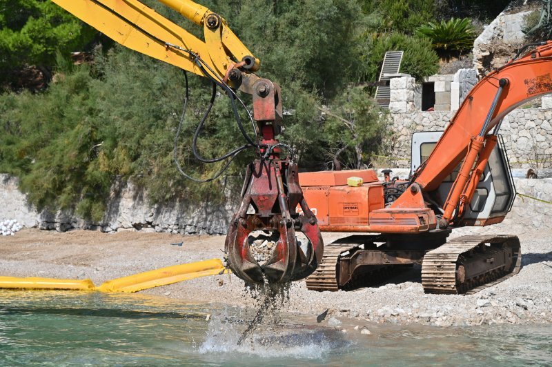 Nastavljeno rušenje objekata na Vruji