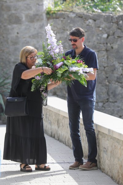 Posljednji ispraćaj glazbenika Mile Hrnića na groblju Boninovo