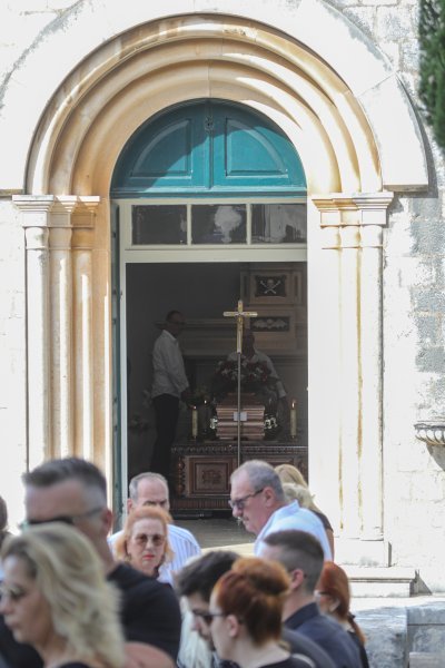 Posljednji ispraćaj glazbenika Mile Hrnića na groblju Boninovo