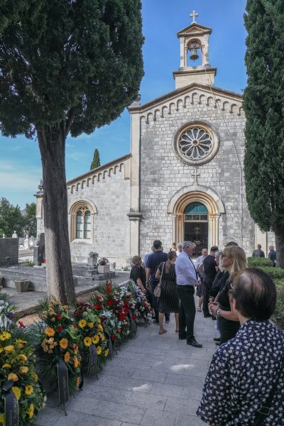 Posljednji ispraćaj glazbenika Mile Hrnića na groblju Boninovo