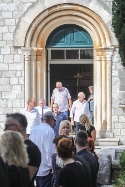 Posljednji ispraćaj glazbenika Mile Hrnića na groblju Boninovo