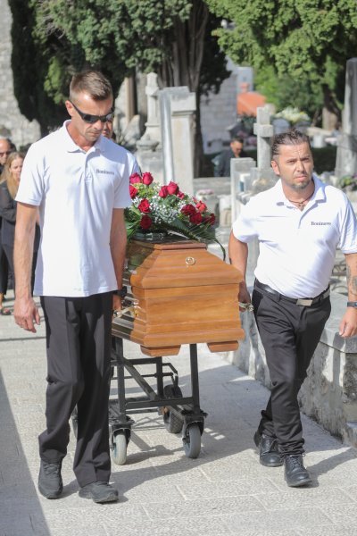 Posljednji ispraćaj glazbenika Mile Hrnića na groblju Boninovo