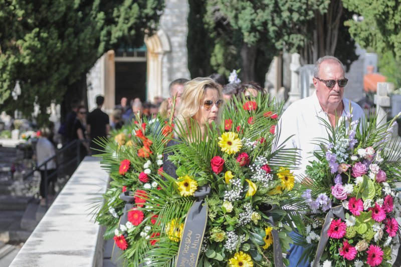 Posljednji ispraćaj glazbenika Mile Hrnića na groblju Boninovo