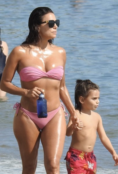 Eva Longoria sa sinom na plaži