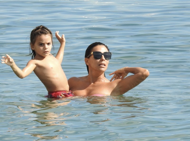 Eva Longoria sa sinom na plaži