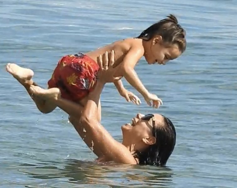 Eva Longoria sa sinom na plaži