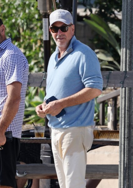 Kevin Costner u mokrim hlačama