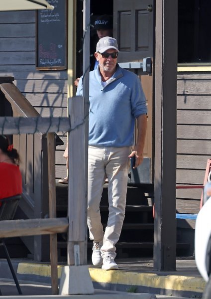 Kevin Costner u mokrim hlačama