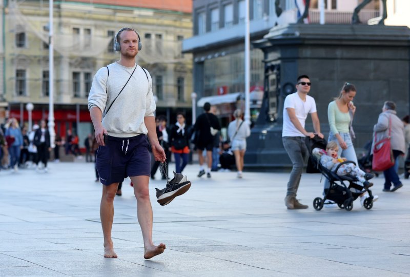 Skinuo tenisice i bos uživao u šetnji centrom grada