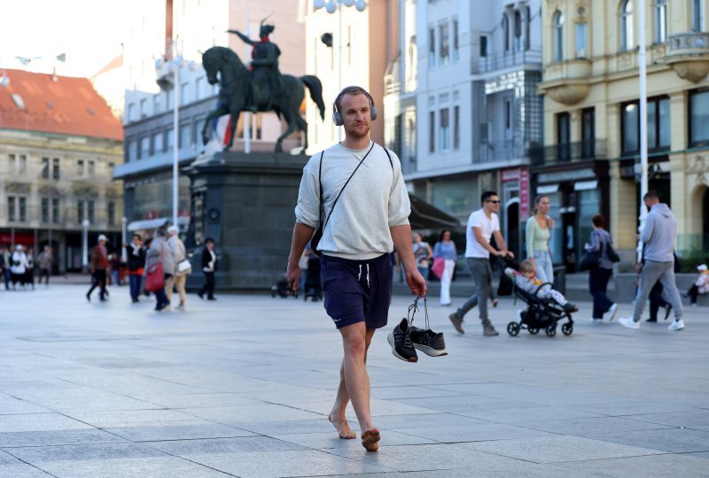 Skinuo tenisice i bos uživao u šetnji centrom grada