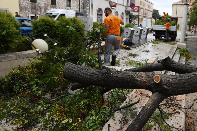 Šibenik: Olujno jugo srušilo stablo na betonski stup rasvjete koji se u potpunosti raspao