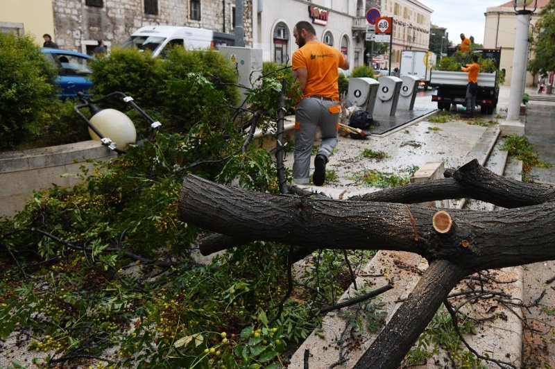 Šibenik: Olujno jugo srušilo stablo na betonski stup rasvjete koji se u potpunosti raspao