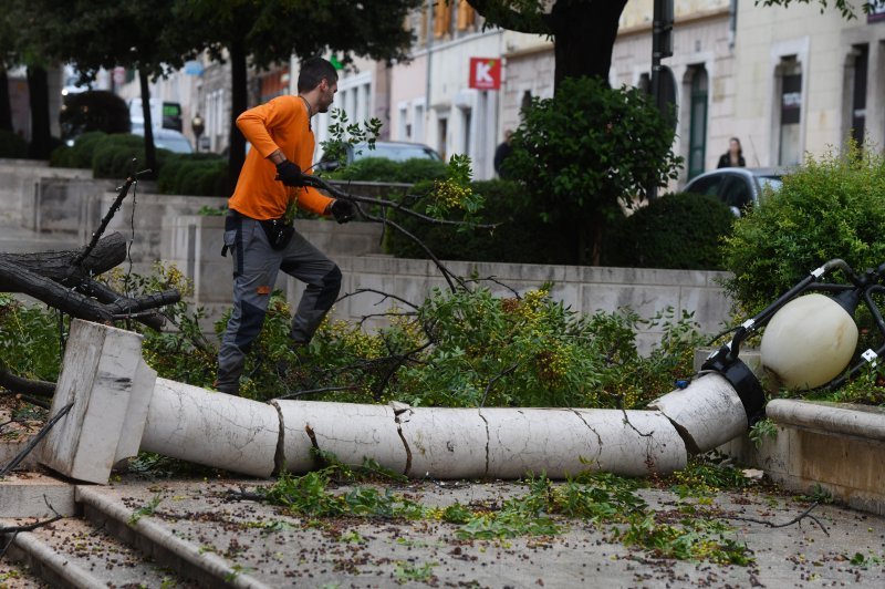 Šibenik: Olujno jugo srušilo stablo na betonski stup rasvjete koji se u potpunosti raspao