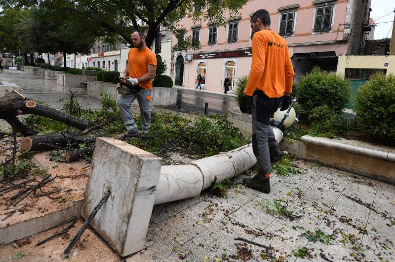 Šibenik: Olujno jugo srušilo stablo na betonski stup rasvjete koji se u potpunosti raspao