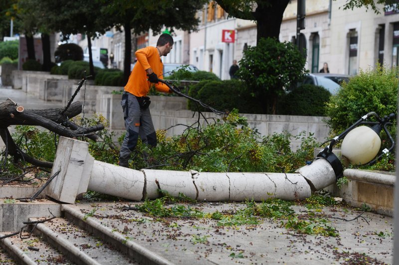 Šibenik: Olujno jugo srušilo stablo na betonski stup rasvjete koji se u potpunosti raspao