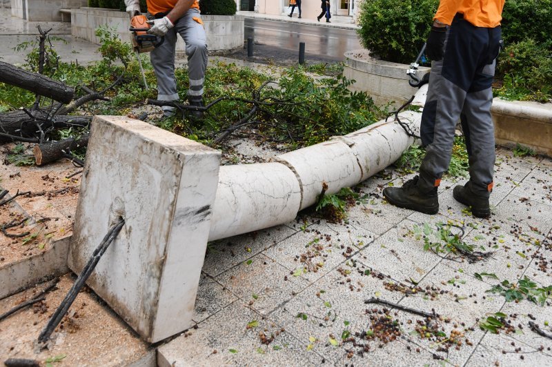 Šibenik: Olujno jugo srušilo stablo na betonski stup rasvjete koji se u potpunosti raspao