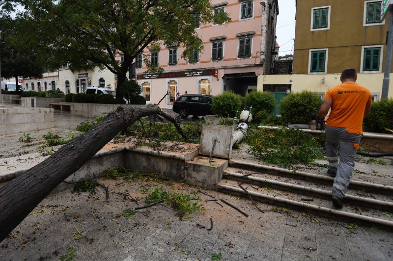 Šibenik: Olujno jugo srušilo stablo na betonski stup rasvjete koji se u potpunosti raspao