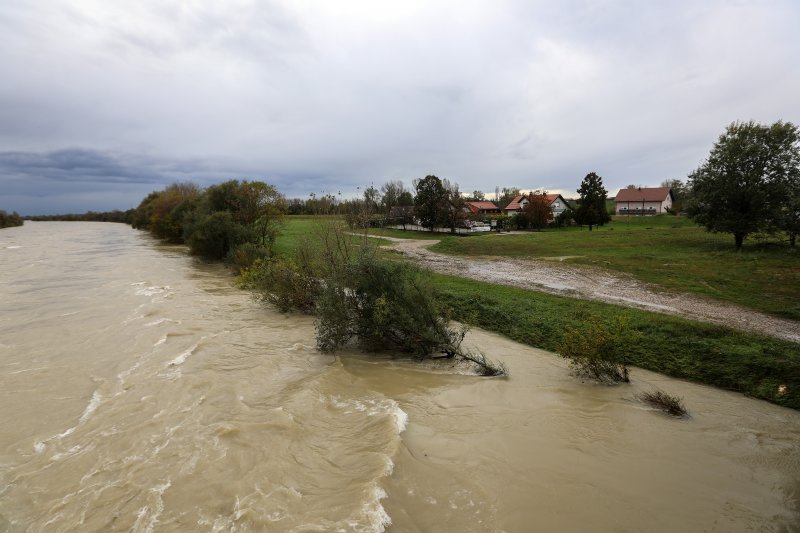 Zagreb: Nabujala Sava kod Podsusedskog mosta nosi naplavine
