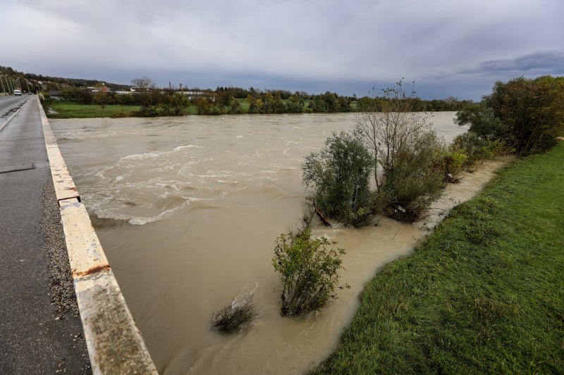 Zagreb: Nabujala Sava kod Podsusedskog mosta nosi naplavine