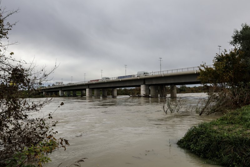 Zagreb: Nabujala Sava kod Podsusedskog mosta nosi naplavine