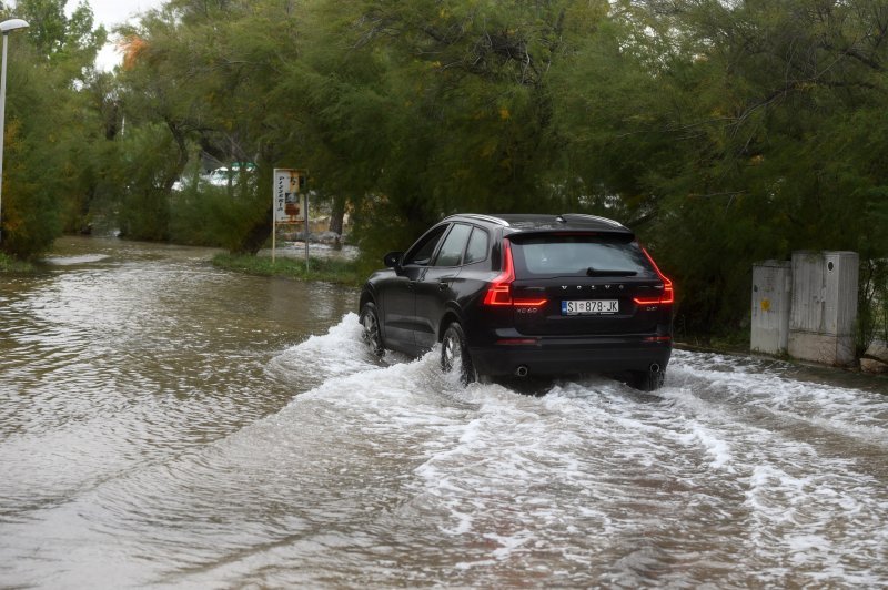 Jako jugo i plima poplavili Jadriju