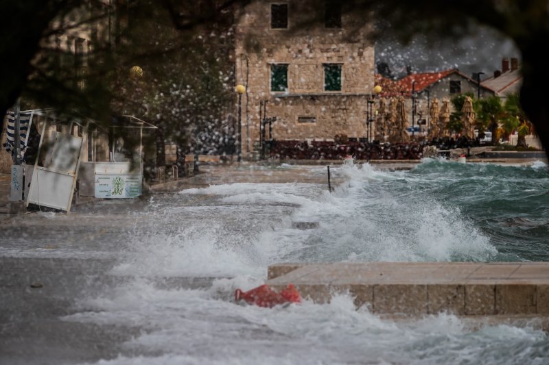 Jugo i visoko more ponovno su poplavile kaštelanske rive