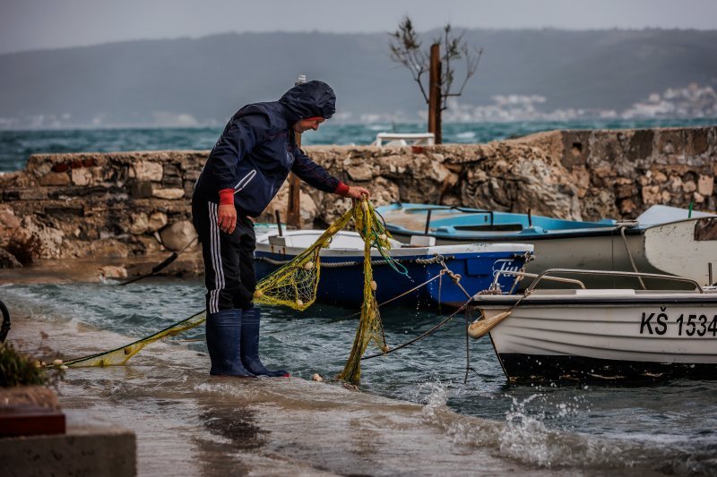 Jugo i visoko more ponovno su poplavile kaštelanske rive