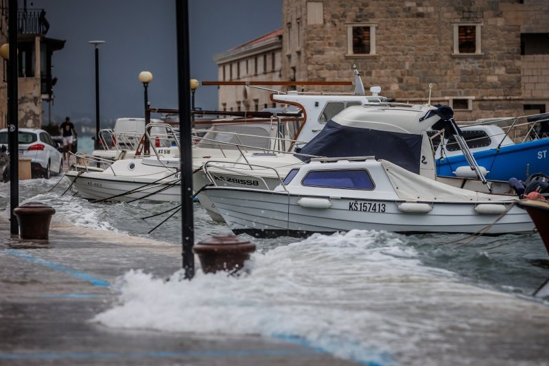 Jugo i visoko more ponovno su poplavile kaštelanske rive